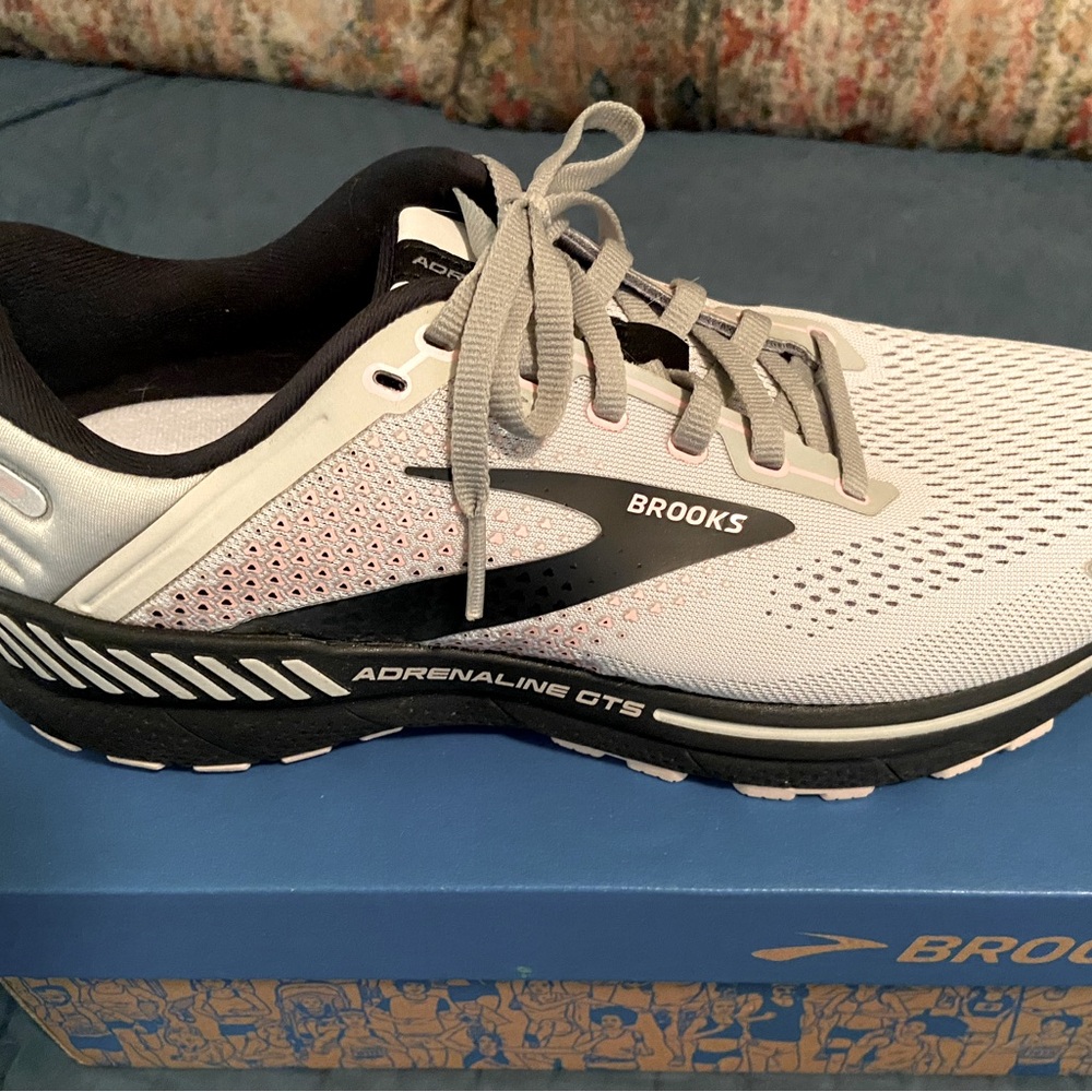Brooks Women’s Adrenaline GTS 22. New in original box. Grey/Rose/Black